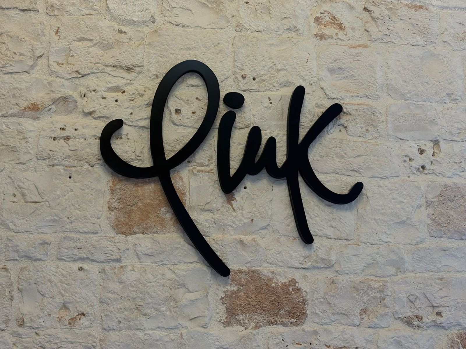 Logo Pink sulla parete in pietra