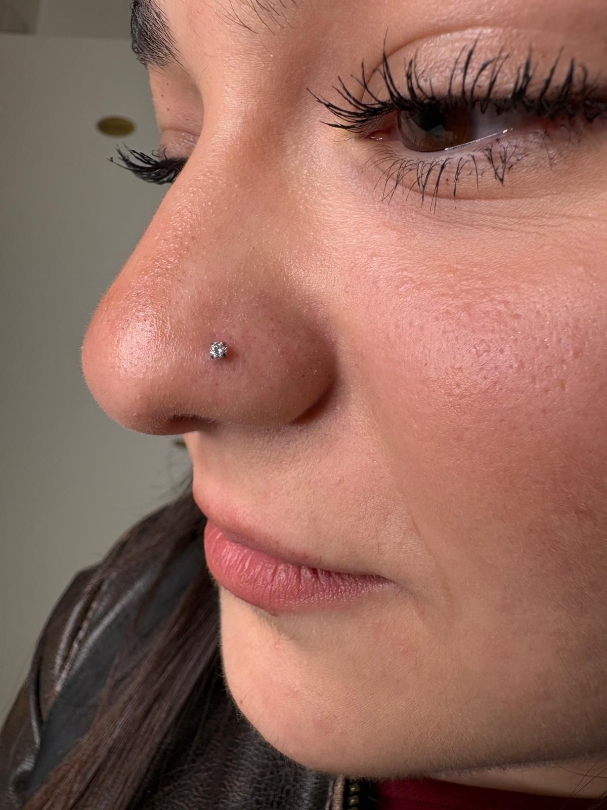 Piercing alla narice con punto luce