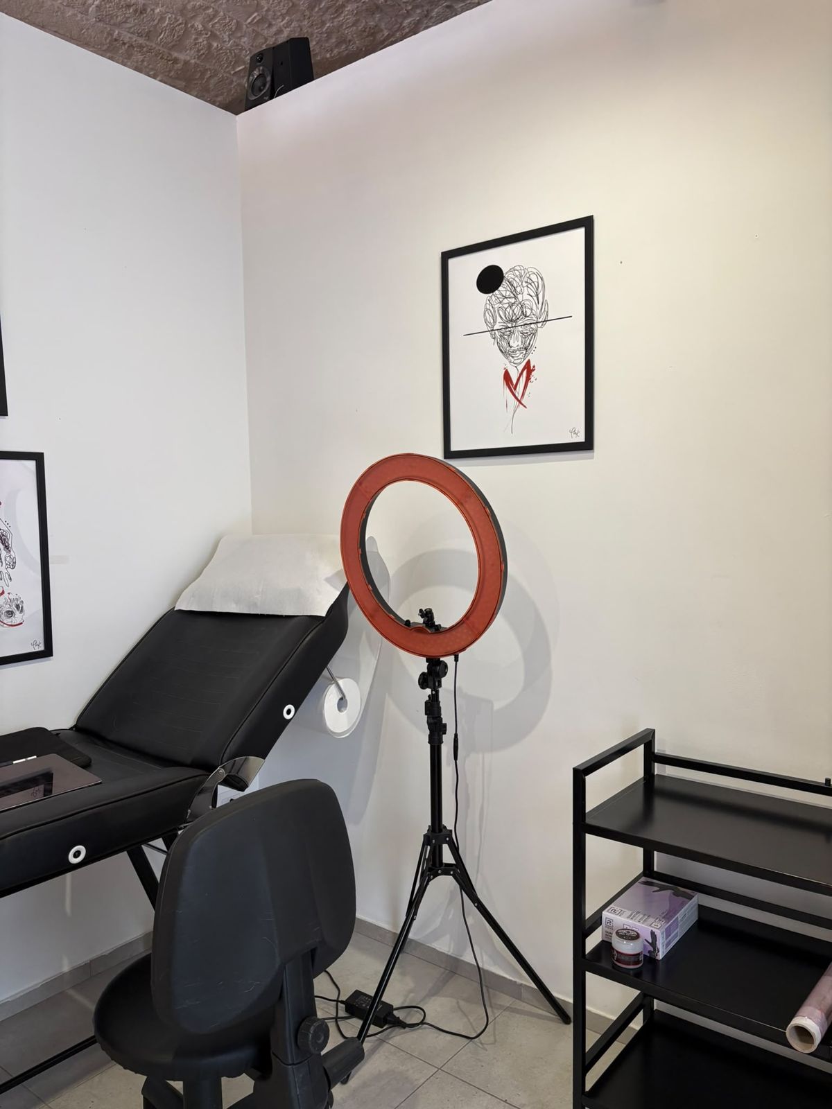 Postazione con lettino e ring light
