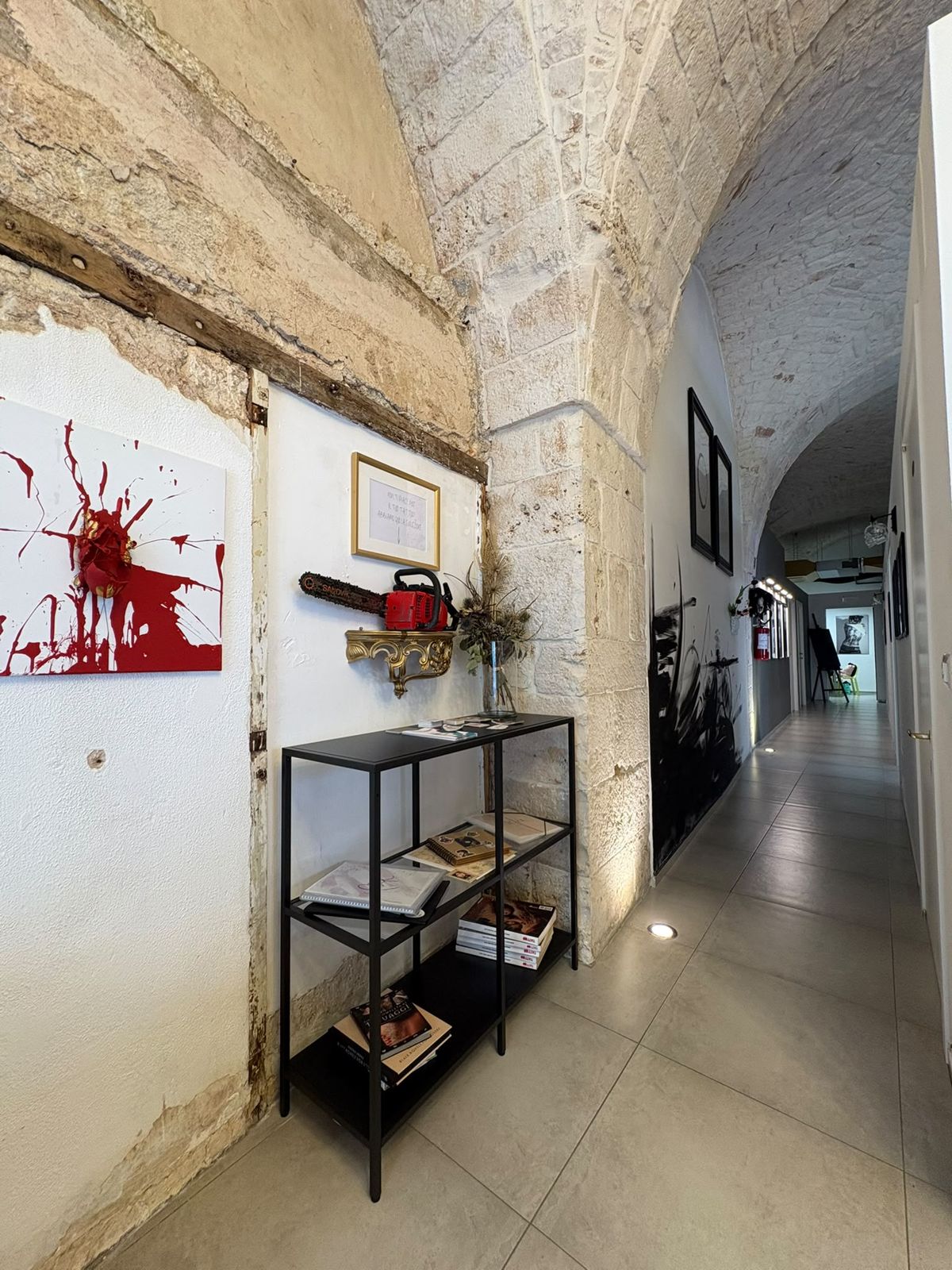Corridoio con opere d’arte