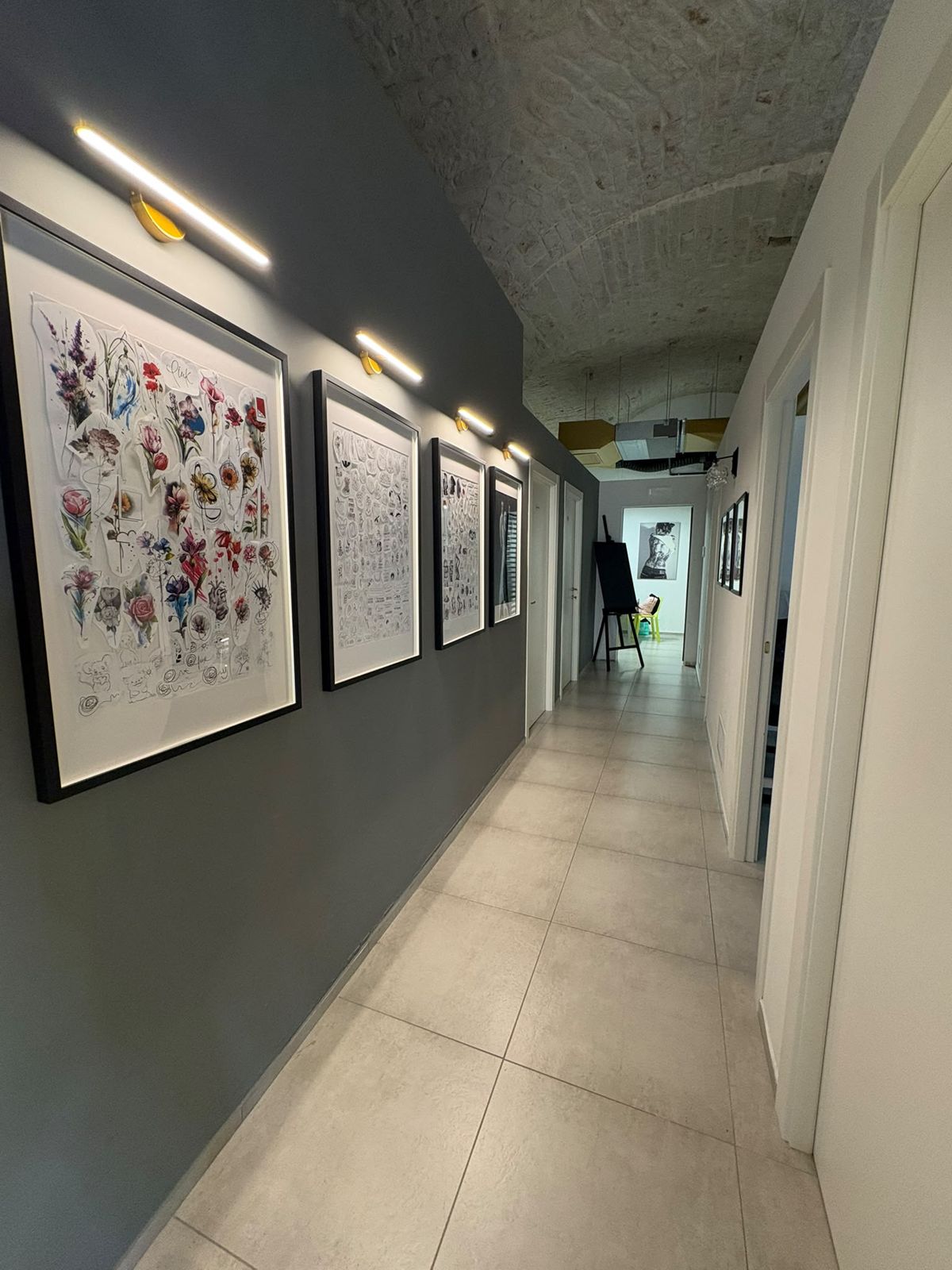 Corridoio con galleria di disegni