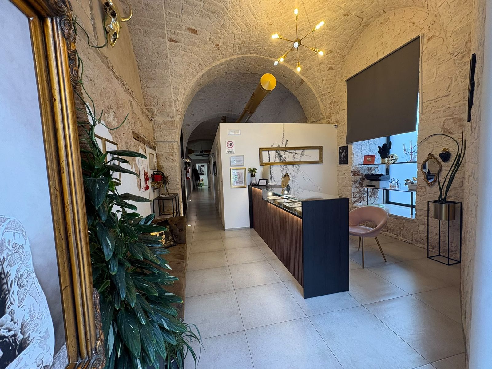 Ingresso dello studio Pink Tattoo con volte in pietra a Castellana Grotte