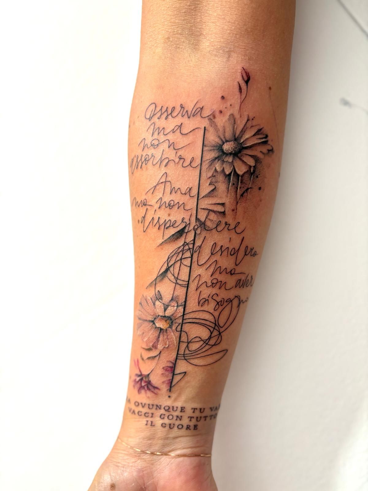 Lettering e margherite sull’avambraccio