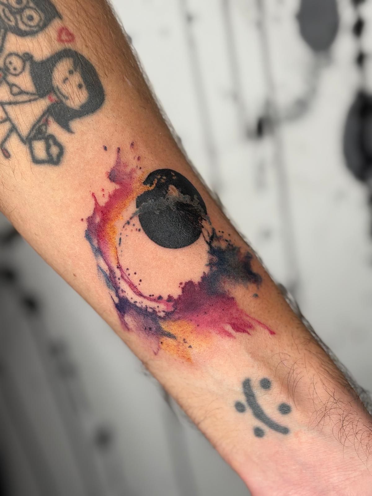 Luna con macchie di colore acquerello