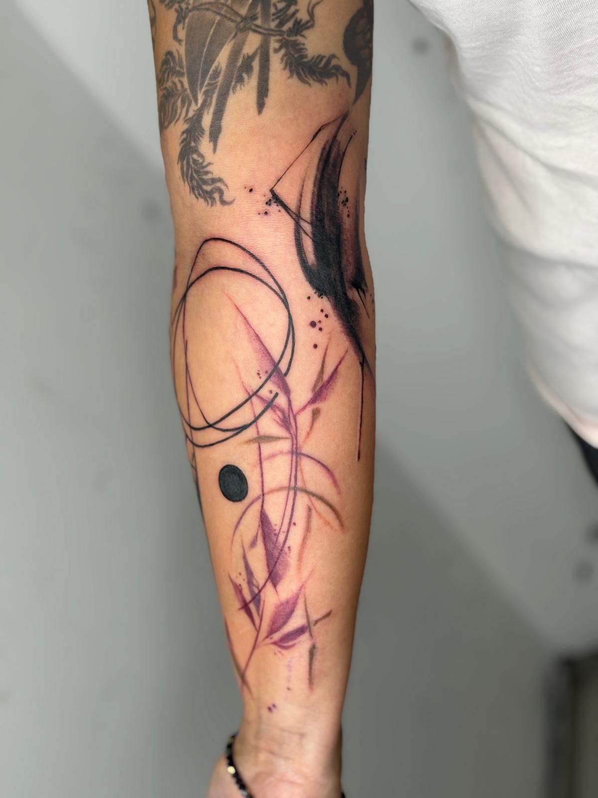 Linee e cerchi astratti con fiori viola