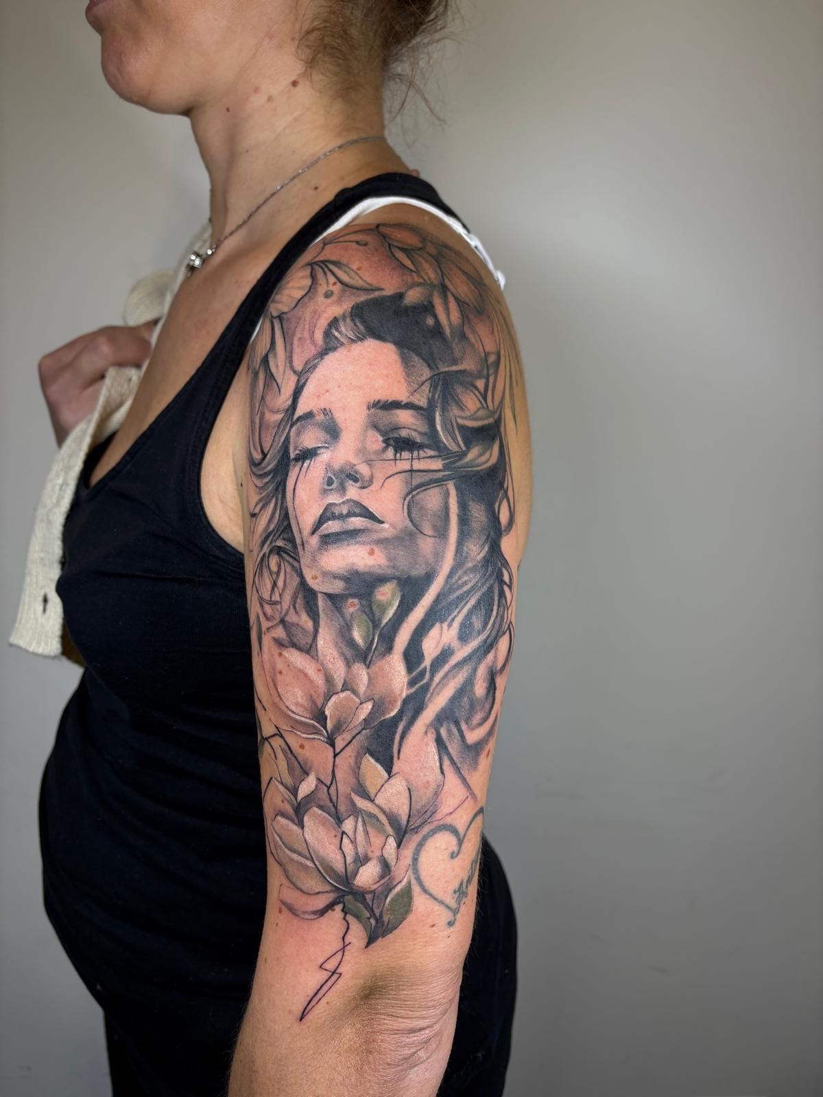 Ritratto di donna con fiori sulla spalla